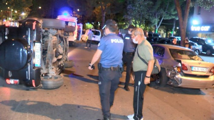 Kadıköy'de park halindeki araca çarpan otomobil takla attı