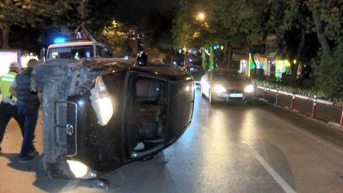Kadıköy'de park halindeki araca çarpan otomobil takla attı