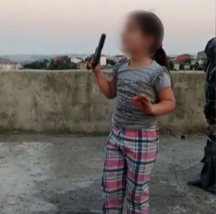Sultangazi'de çocuğun eline tabanca verip ateş ettirdi -2