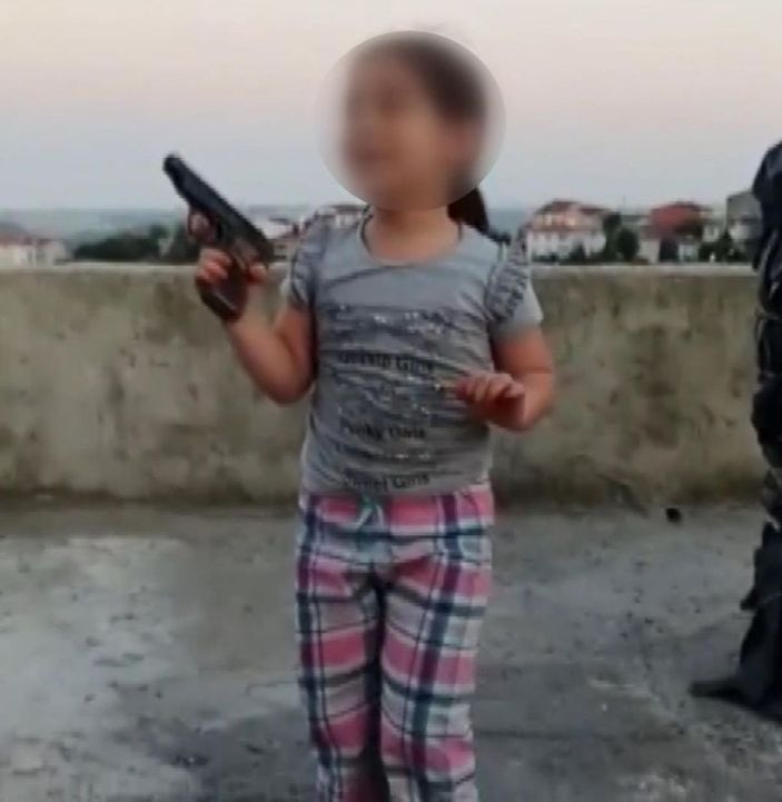 Sultangazi'de çocuğun eline tabanca verip ateş ettirdi -1