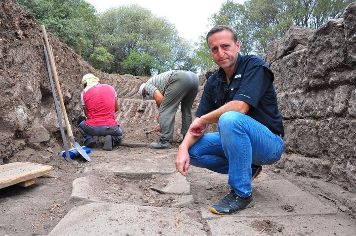 Aigai'deki kazılarda 2 bin yıllık 'Roma Yolu' bulundu -1