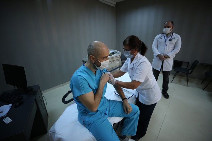 Bursa'da koronavirüs aşısı sağlık çalışanına uygulandı