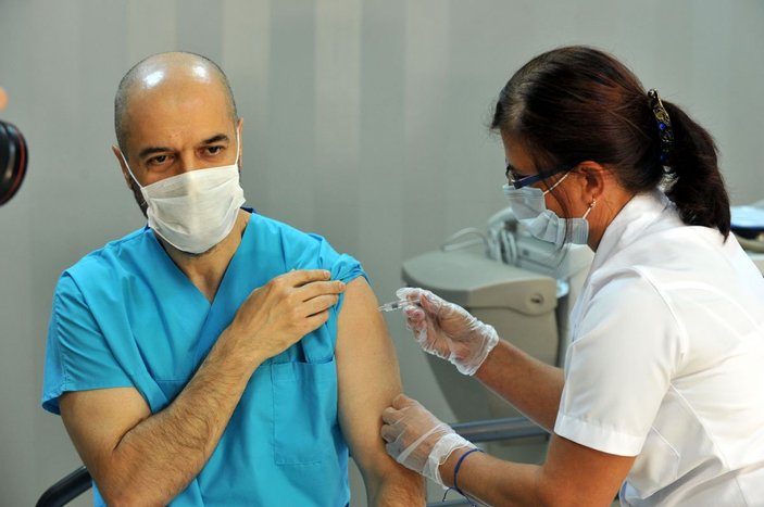 Bursa'da koronavirüs aşısı sağlık çalışanına uygulandı