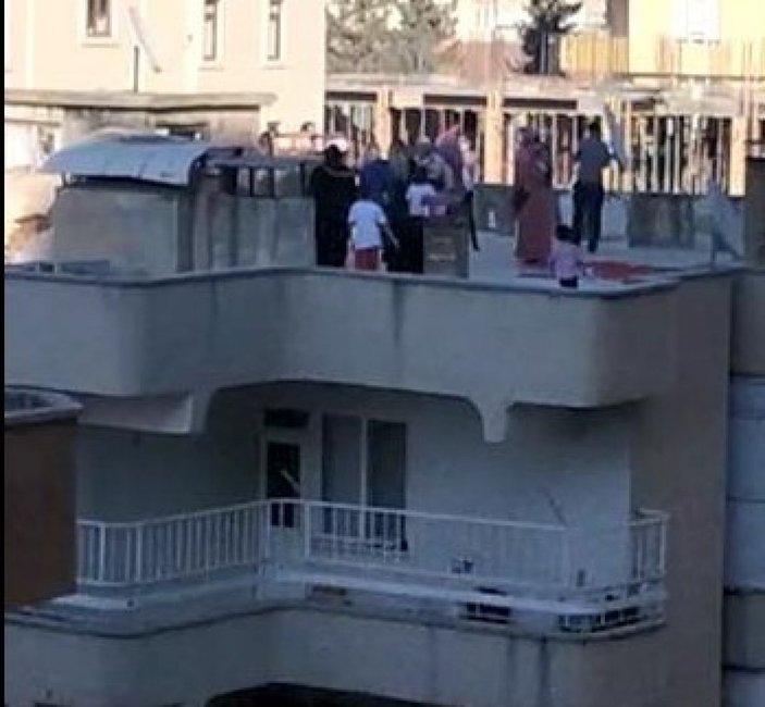 Şanlıurfa'da apartman çatısında halay