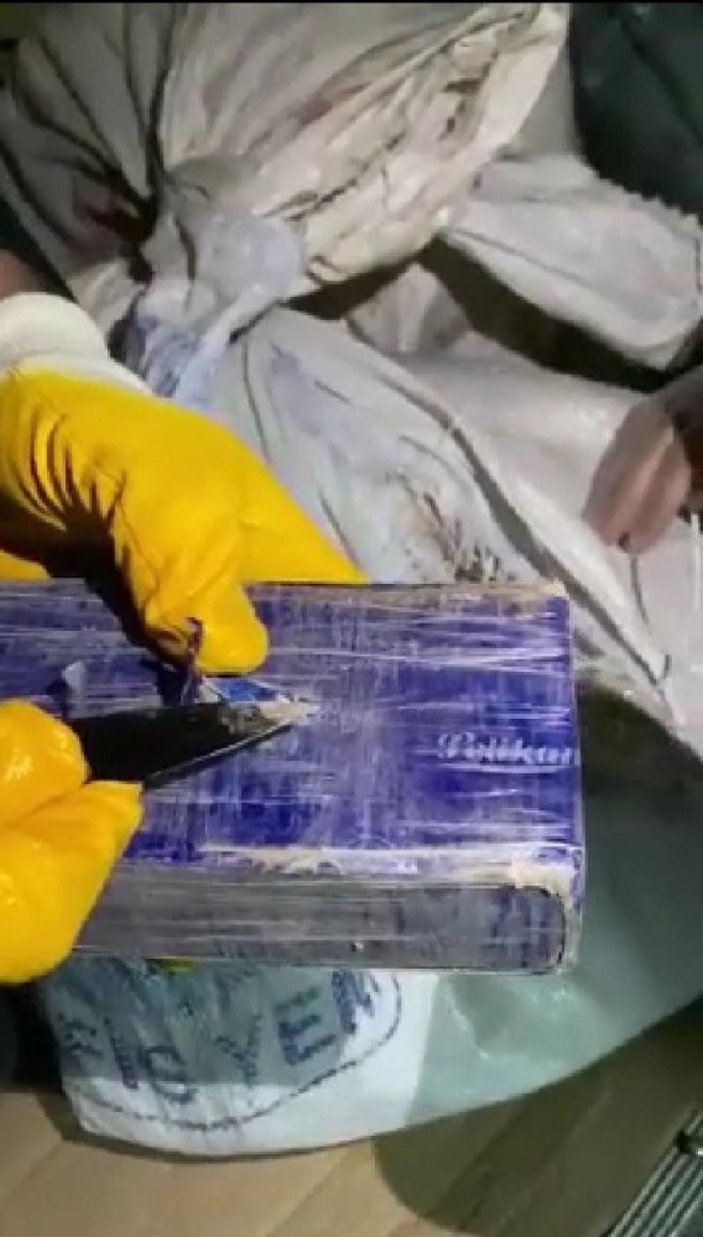Başkale’de su kolilerinin altına gizlenmiş 27 kilo 794 gram eroin ele geçirildi -6