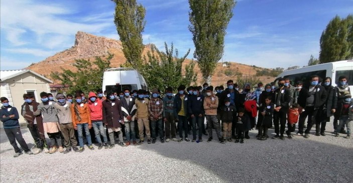 Van'da minibüsten 72 kaçak göçmen çıktı