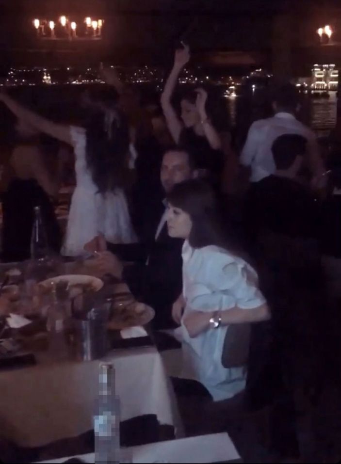 (Özel) Bebek’teki ünlü işletmede kuralsız doğum günü partisi kamerada -7