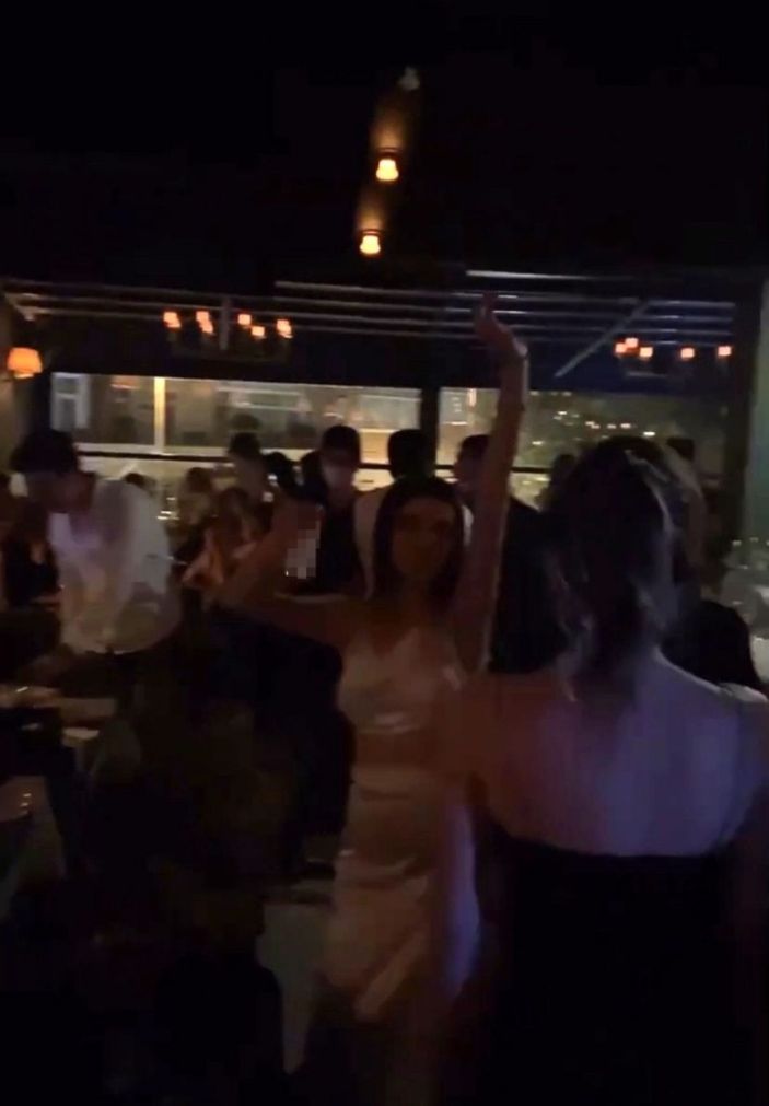 (Özel) Bebek’teki ünlü işletmede kuralsız doğum günü partisi kamerada -9