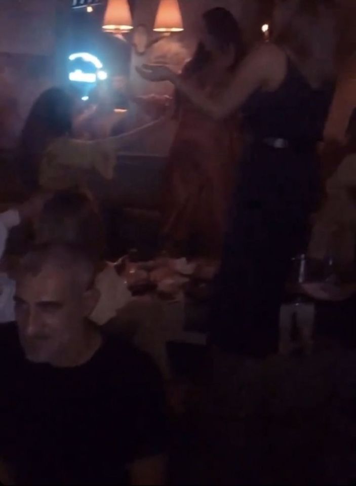 (Özel) Bebek’teki ünlü işletmede kuralsız doğum günü partisi kamerada -8