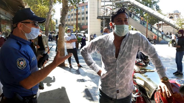 Kahramanmaraş'ta aranan şahıs maskesini yanlış takınca yakalandı