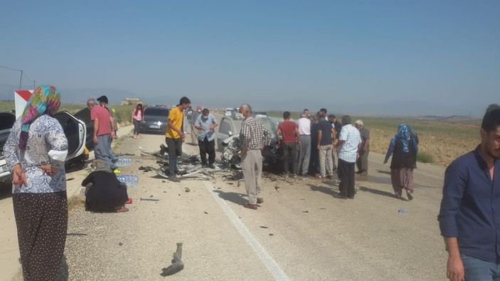Adana'da iki otomobil kafa kafaya çarpıştı: 3 ölü, 1 yaralı -2