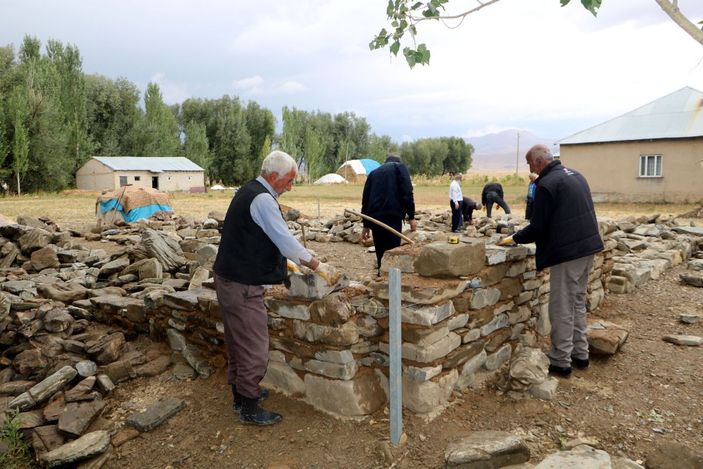 Yılan korkusuyla yeni ev yapıyorlar -1