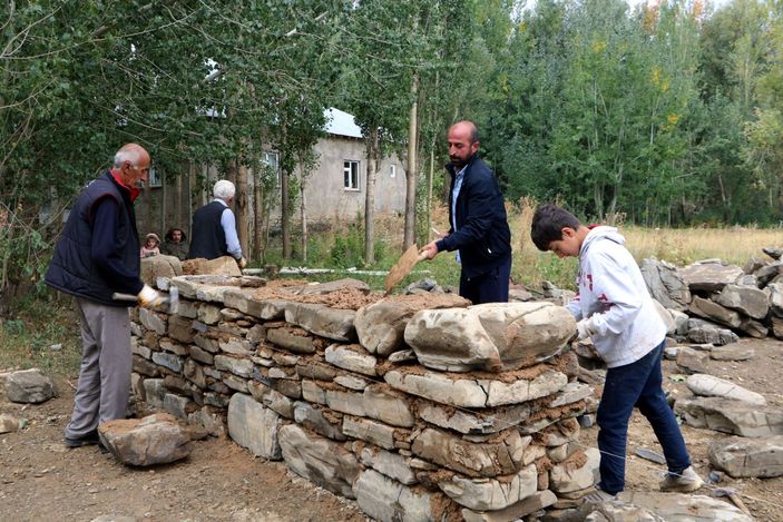 Yılan korkusuyla yeni ev yapıyorlar -5
