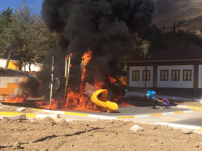 Çocuk parkındaki spor aletleri ve oyuncaklar alev alev yandı -2