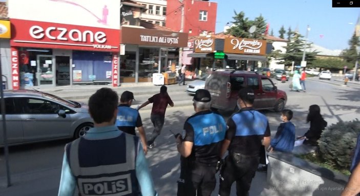 Maske denetimi yapan polisi görünce koşarak kaçtı