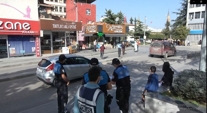 Maske denetimi yapan polisi görünce koşarak kaçtı