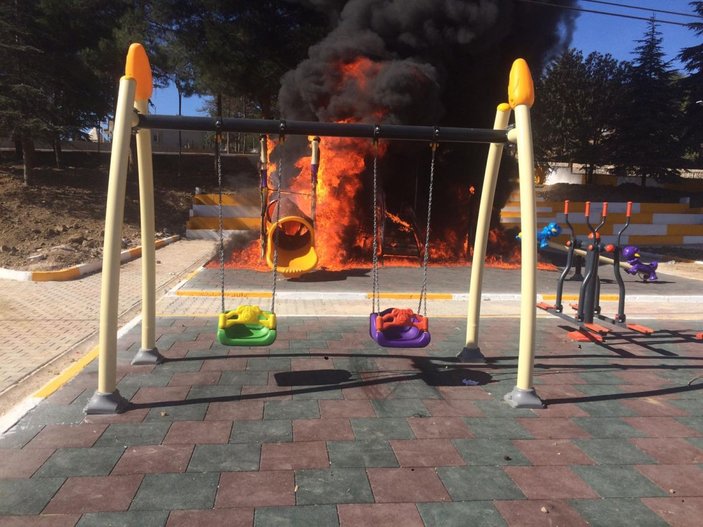 Çocuk parkındaki spor aletleri ve oyuncaklar alev alev yandı -4