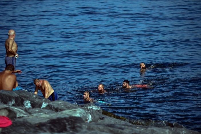 İstanbullular serinlemek için denize girdi