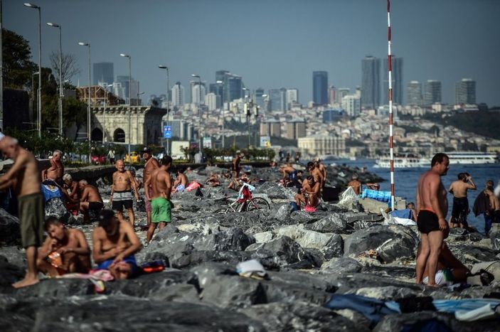 i İstanbullular serinlemek için denize girdi