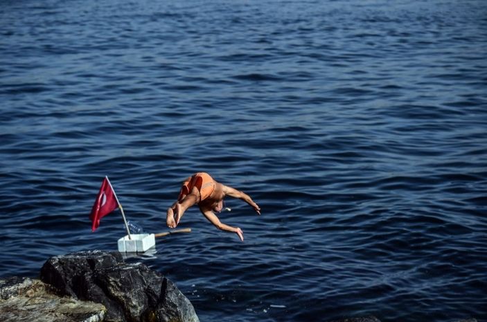 İstanbullular serinlemek için denize girdi