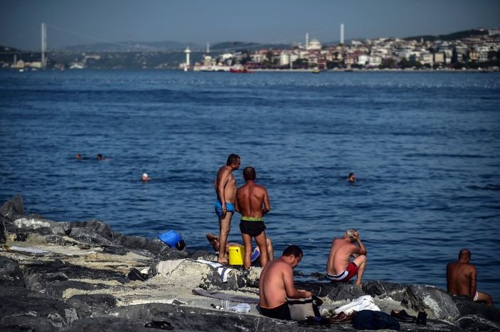 İstanbullular serinlemek için denize girdi