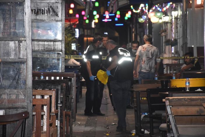 Kalabalığı dağıtmak için havaya ateş etmiş -5