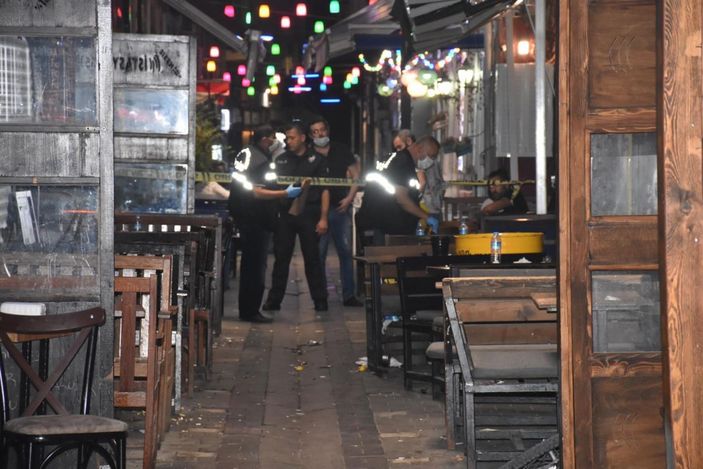 Kalabalığı dağıtmak için havaya ateş etmiş -7