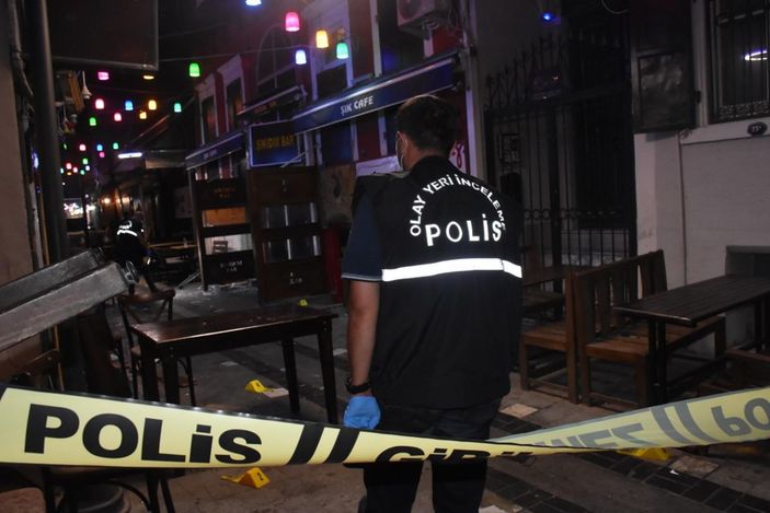 Kalabalığı dağıtmak için havaya ateş etmiş -6