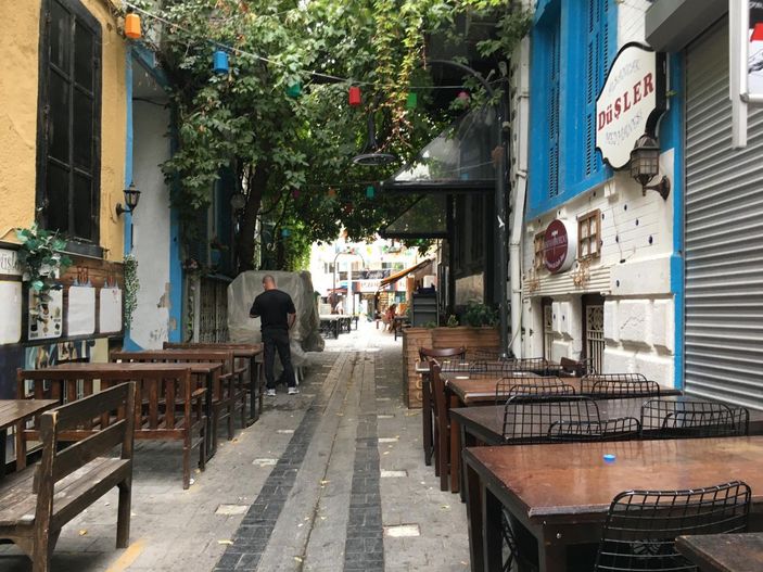 Kalabalığı dağıtmak için havaya ateş etmiş -1