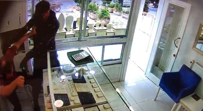 Kadıköy'de kuyumcudaki soygun girişimi kamerada -1