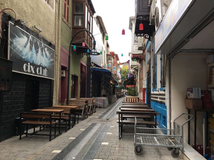 Kalabalığı dağıtmak için havaya ateş etmiş -3