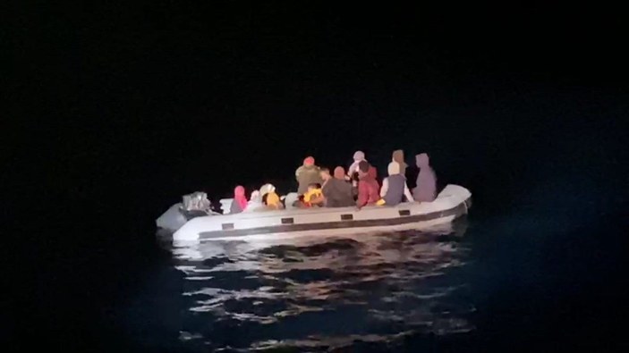 Yunanistan'ın ölüme terk ettiği 18 kaçak göçmeni Sahil Güvenlik kurtardı -1