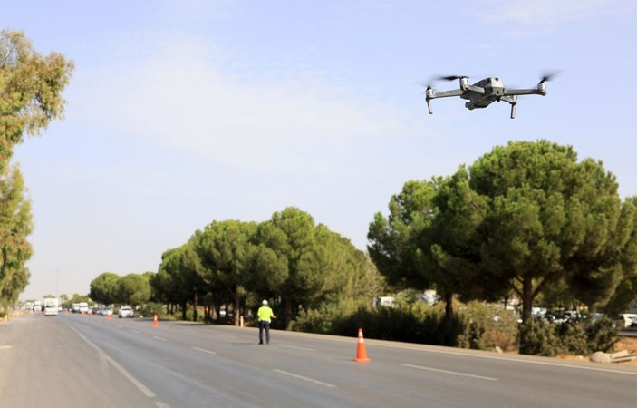 Ehliyetine el konulan sürücü kırmızı ışıkta geçince drona yakalandı -3