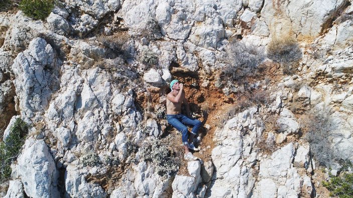 Denize inmek isterken kayalıklarda mahsur kalan Ukraynalı turist 6 saatte kurtarıldı -2