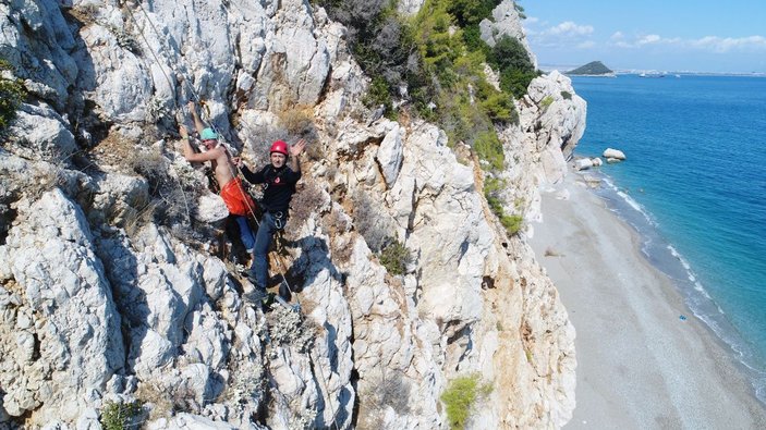 Denize inmek isterken kayalıklarda mahsur kalan Ukraynalı turist 6 saatte kurtarıldı -4