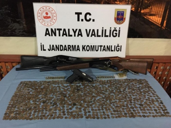 Antalya’da bir eve yapılan baskınla bin 83 tarihi sikke ele geçirildi -1