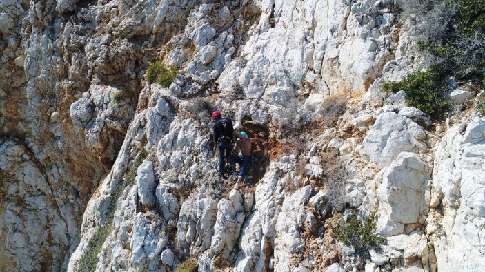 Denize inmek isterken kayalıklarda mahsur kalan Ukraynalı turist 6 saatte kurtarıldı -3