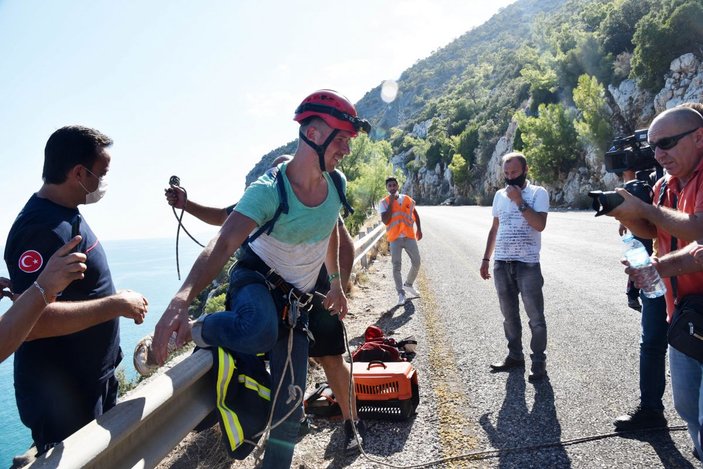 Denize inmek isterken kayalıklarda mahsur kalan Ukraynalı turist 6 saatte kurtarıldı -8