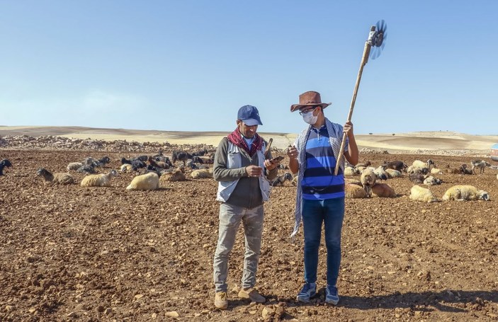 Mardin'de taşınabilir rüzgar gülüyle elektrik üreten çoban