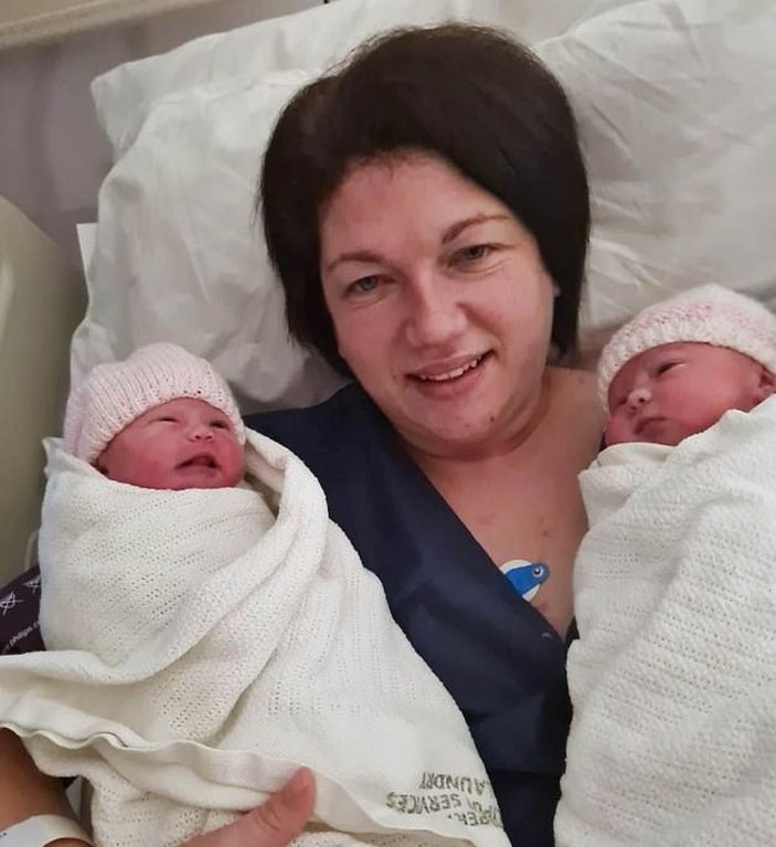 İngiltere'de 9 haftalık hamileyken koronavirüse yakalanan anne komada ikiz doğurdu -1