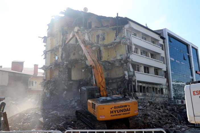 Bolu'da eski otel binasının yıkılışını ilgiyle izlediler