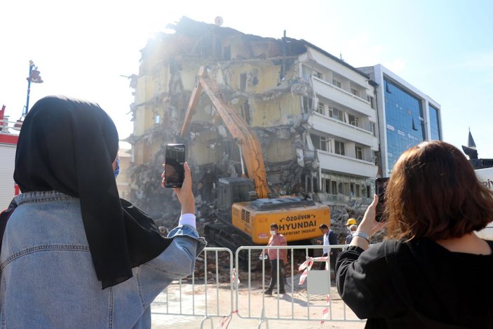 Bolu'da eski otel binasının yıkılışını ilgiyle izlediler