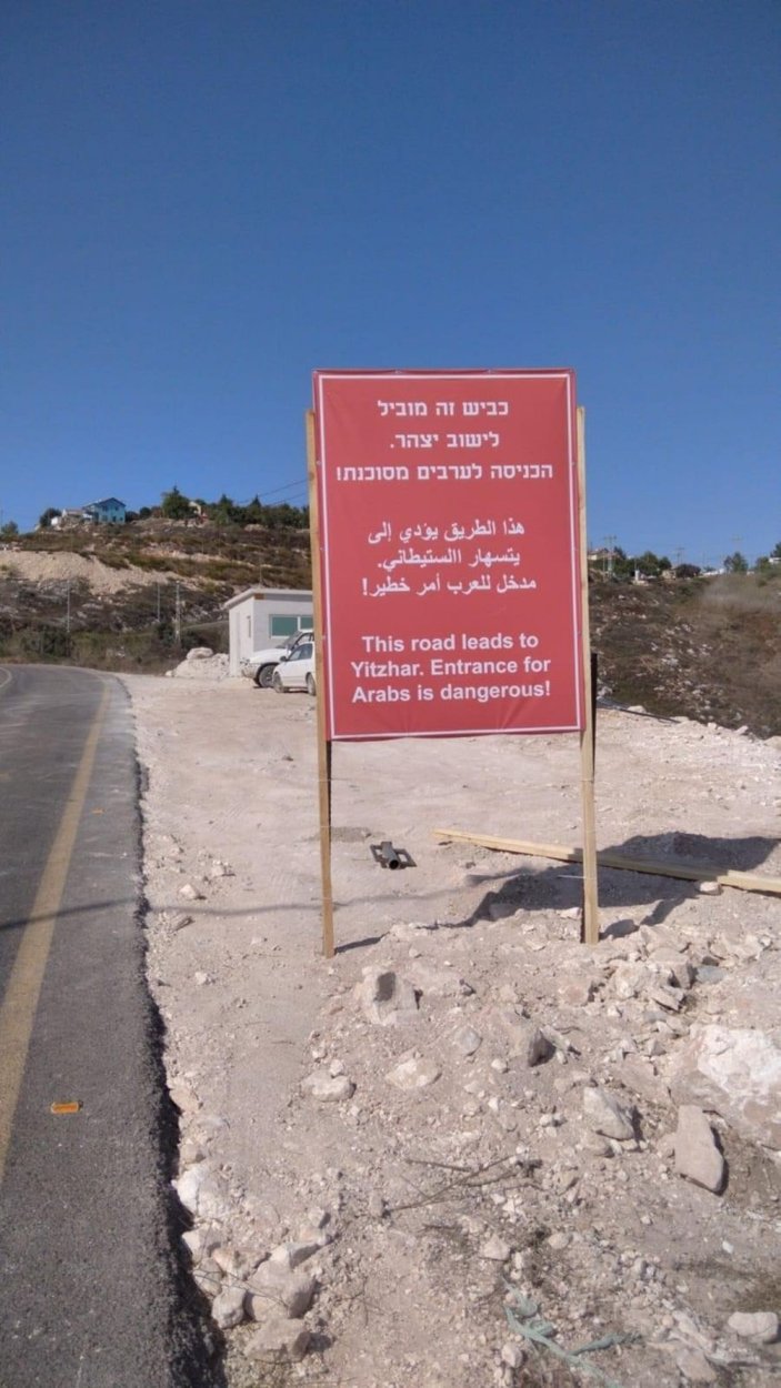 İsrailli yetkililer işgal altındaki Batı Şeria’daki yola ırkçı tabela koydu -1