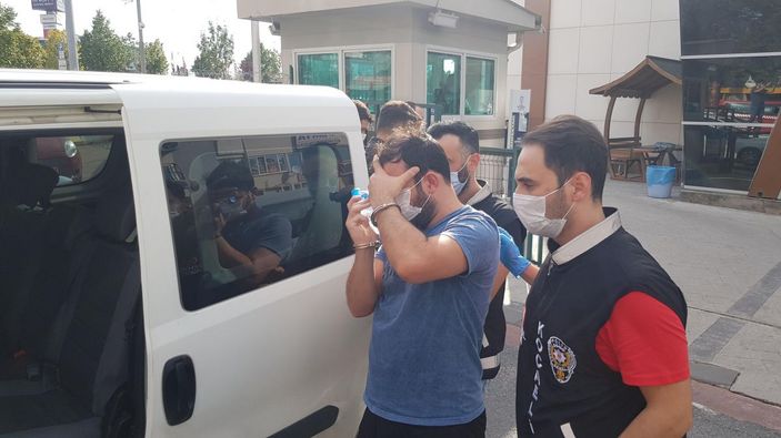 Kuyumculardan 100 bin lira değerinde bileklik çalan 2 şüpheli yakalandı -1