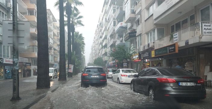 İzmir'de sağanak; cadde ve sokaklar göle döndü / Ek fotoğraf -3
