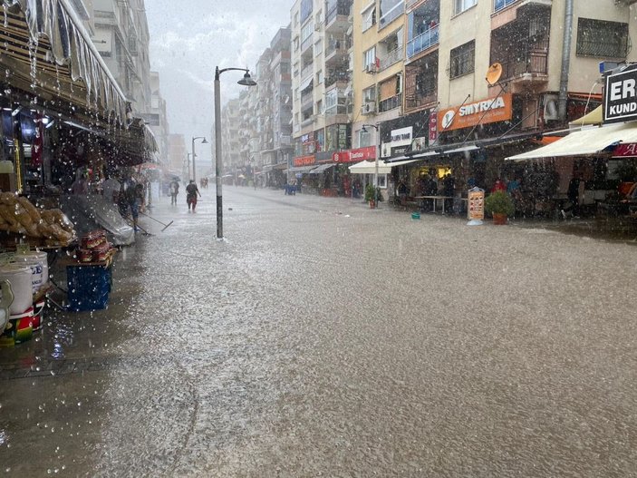 İzmir'de sağanak; cadde ve sokaklar göle döndü -8