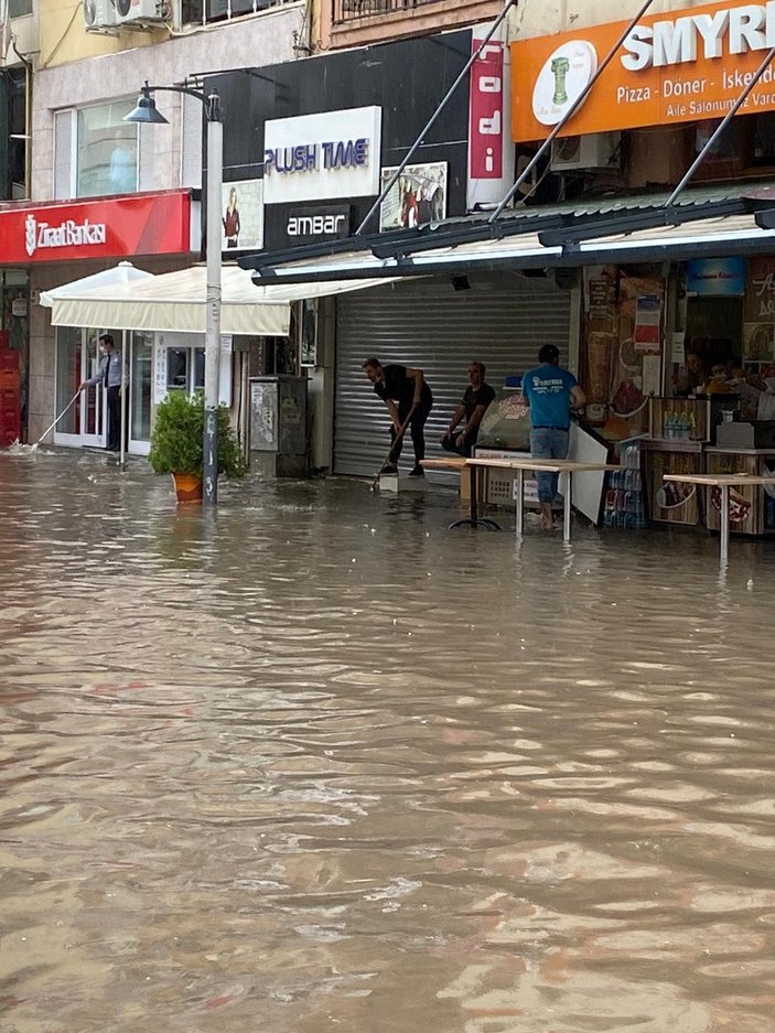 İzmir'de sağanak; cadde ve sokaklar göle döndü -4