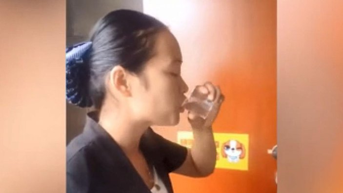 Çin’de temizlik görevlisi, işini iyi yaptığını kanıtlamak için tuvalet suyu içti -1