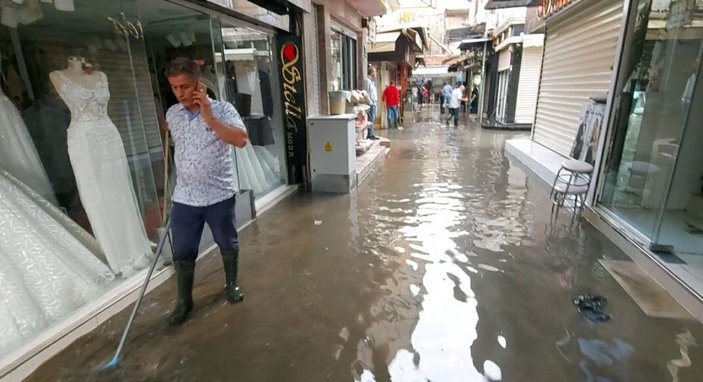 İzmir'de sağanak; cadde ve sokaklar göle döndü, suya kapılan kadın kurtarıldı / Ek fotoğraf -3