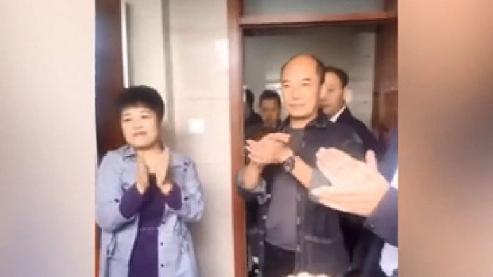 Çin’de temizlik görevlisi, işini iyi yaptığını kanıtlamak için tuvalet suyu içti -5